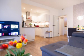 MiCasa OL - Deluxe Apartment mit Stil - Carport Stellplatz - Küche - WLAN - 3,7 KW Steckdose für E Auto - Terrasse